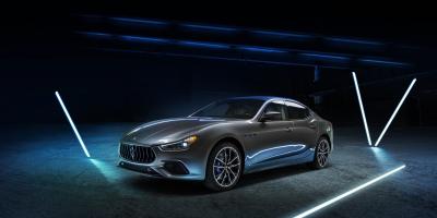 De vonk van de elektrificatie ontbrandt de toekomst van Maserati: met de nieuwe Ghibli Hybrid betreedt het merk met de d ...