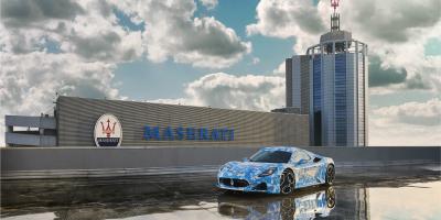 Een vroeg prototype van de Maserati MC20 Cabriolet reed vandaag de poorten van de historische Maserati-fabriek in Modena ...